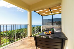 Outdoor dining - Rosas House, tranquil house, 2 BR, 3 bathrooms with Jacuzzi, Airconditioner & BBQ (Estreito da Calheta)
