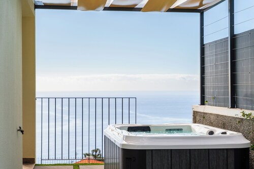 Rosas House, A tranquil house, 2 bedrooms, 3 bathrooms with Jacuzzi and BBQ