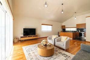 Living area - Rosas House, tranquil house, 2 BR, 3 bathrooms with Jacuzzi, Airconditioner & BBQ (Estreito da Calheta)