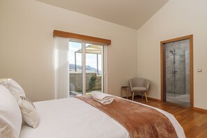 2 bedrooms, iron/ironing board, WiFi, bed sheets - Rosas House, tranquil house, 2 BR, 3 bathrooms with Jacuzzi, Airconditioner & BBQ (Estreito da Calheta)