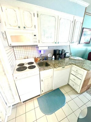 Fridge, microwave, oven, stovetop - 5 O'Clock Somewhere (North Myrtle Beach)