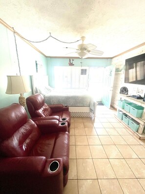 1 bedroom, iron/ironing board, travel cot, WiFi - 5 O'Clock Somewhere (North Myrtle Beach)