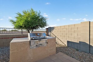 Property grounds - Sleek 5BR Modern Retreat w/ Outdoor BBQ & Tiki Bar (Maricopa)