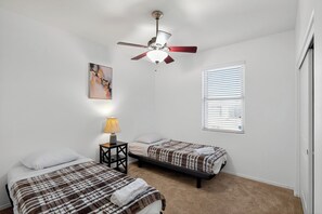 Room - Sleek 5BR Modern Retreat w/ Outdoor BBQ & Tiki Bar (Maricopa)