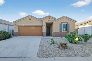 Exterior - Sleek 5BR Modern Retreat w/ Outdoor BBQ & Tiki Bar (Maricopa)