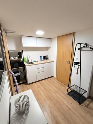 Fridge, microwave, coffee/tea maker, cookware/dishes/utensils - Cozy Corner Sokolská (Prague)