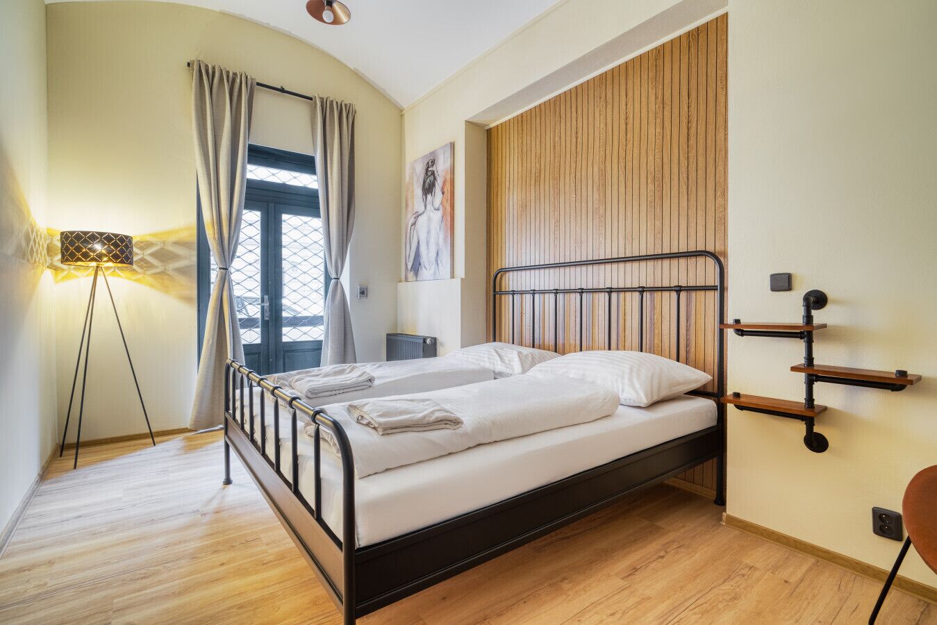 Desk, WiFi, bed sheets