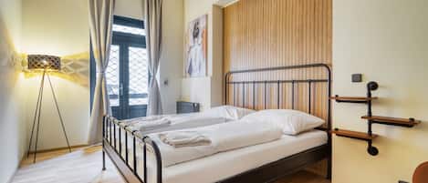 Desk, WiFi, bed sheets