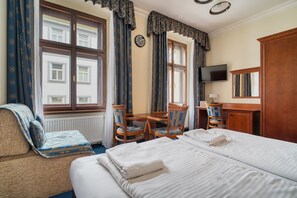 Desk, WiFi, bed sheets - Cozy Historic City Centre Studio (Prague)