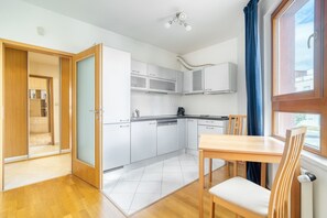 Jääkaappi, liesi, astianpesukone, keittoastiat/astiat/ruokailuvälineet