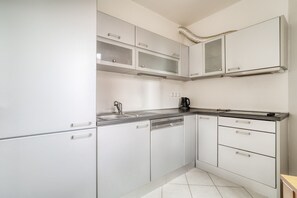 Jääkaappi, liesi, astianpesukone, keittoastiat/astiat/ruokailuvälineet