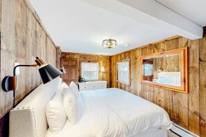 3 bedrooms, WiFi, bed sheets - Walk to Okemo Lifts | Mountain-View Ski Chalet (Ludlow)