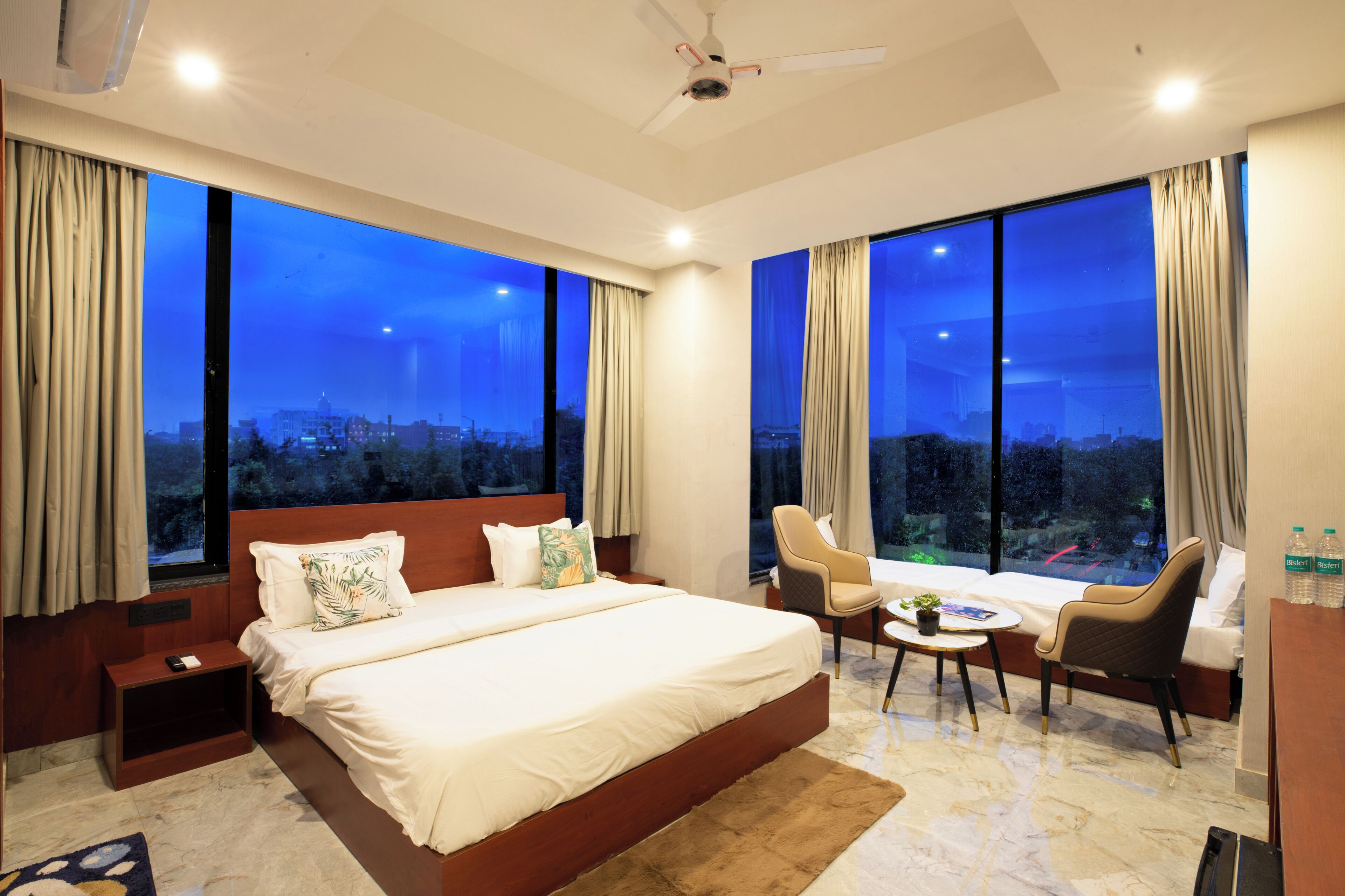 Executive Room, 1 King Bed, Balcony, City View | Iron/ironing board, free WiFi