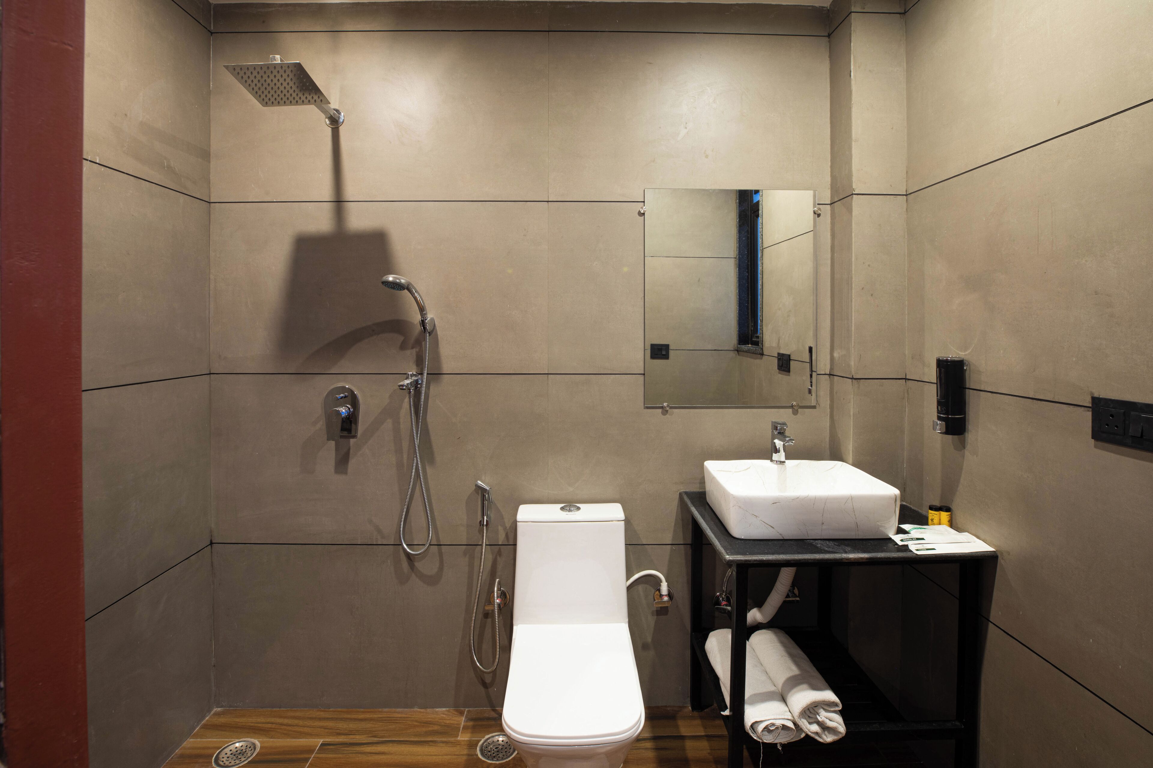 Junior Suite, Balcony, City View | Bathroom | Shower, free toiletries, hair dryer, towels