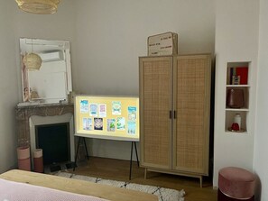 Deluxe Double Room, Courtyard View | Blackout drapes, soundproofing, iron/ironing board, free WiFi - Maison Le Beaulieu (Vichy)