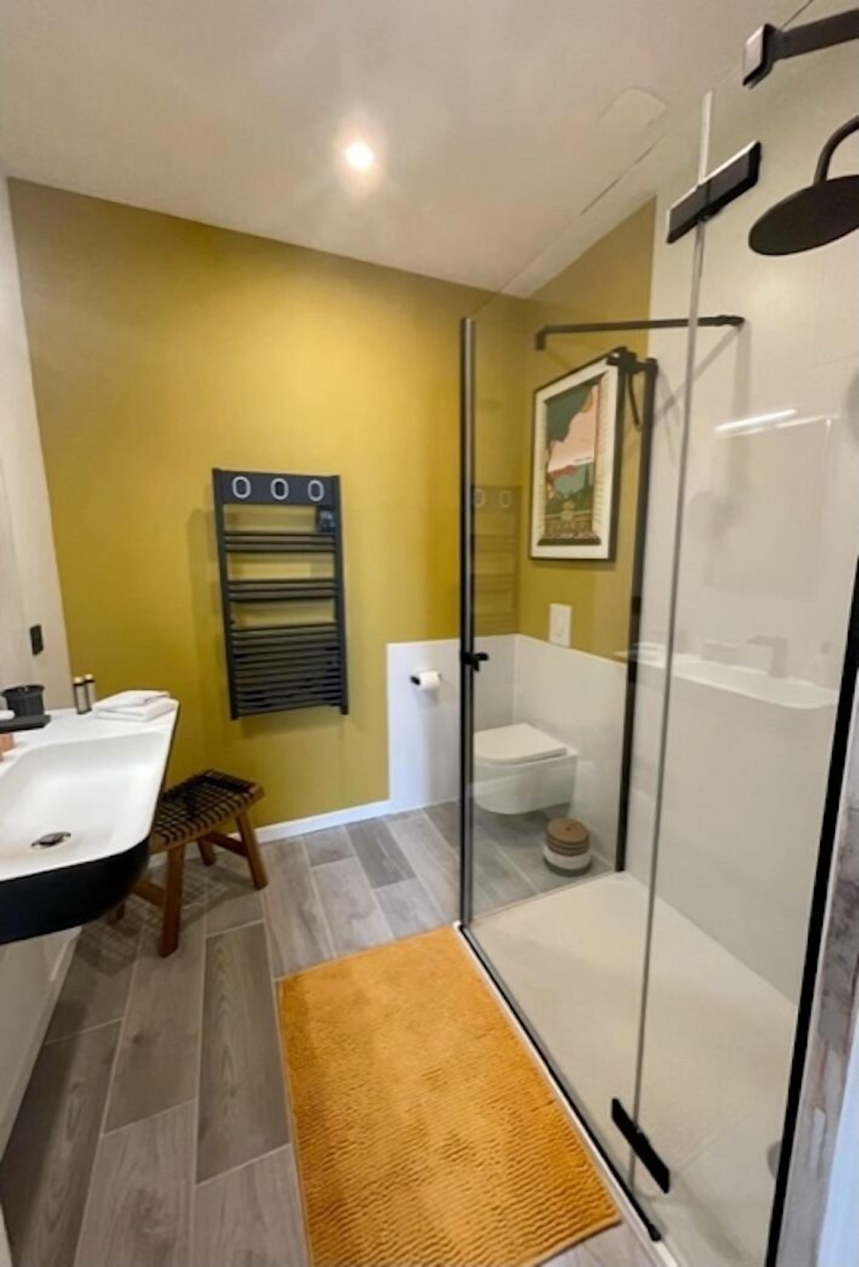 Deluxe Double Room, Courtyard View | Bathroom | Slippers