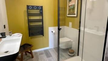 Deluxe Double Room, Courtyard View | Bathroom | Slippers