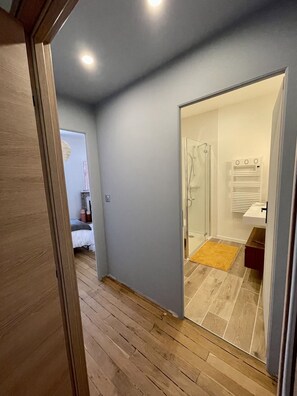 Deluxe Double Room, Courtyard View | Lobby - Maison Le Beaulieu (Vichy)