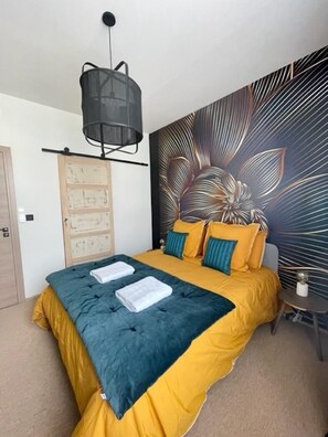 Deluxe Double Room, Ensuite | Blackout drapes, soundproofing, iron/ironing board, free WiFi - Maison Le Beaulieu (Vichy)