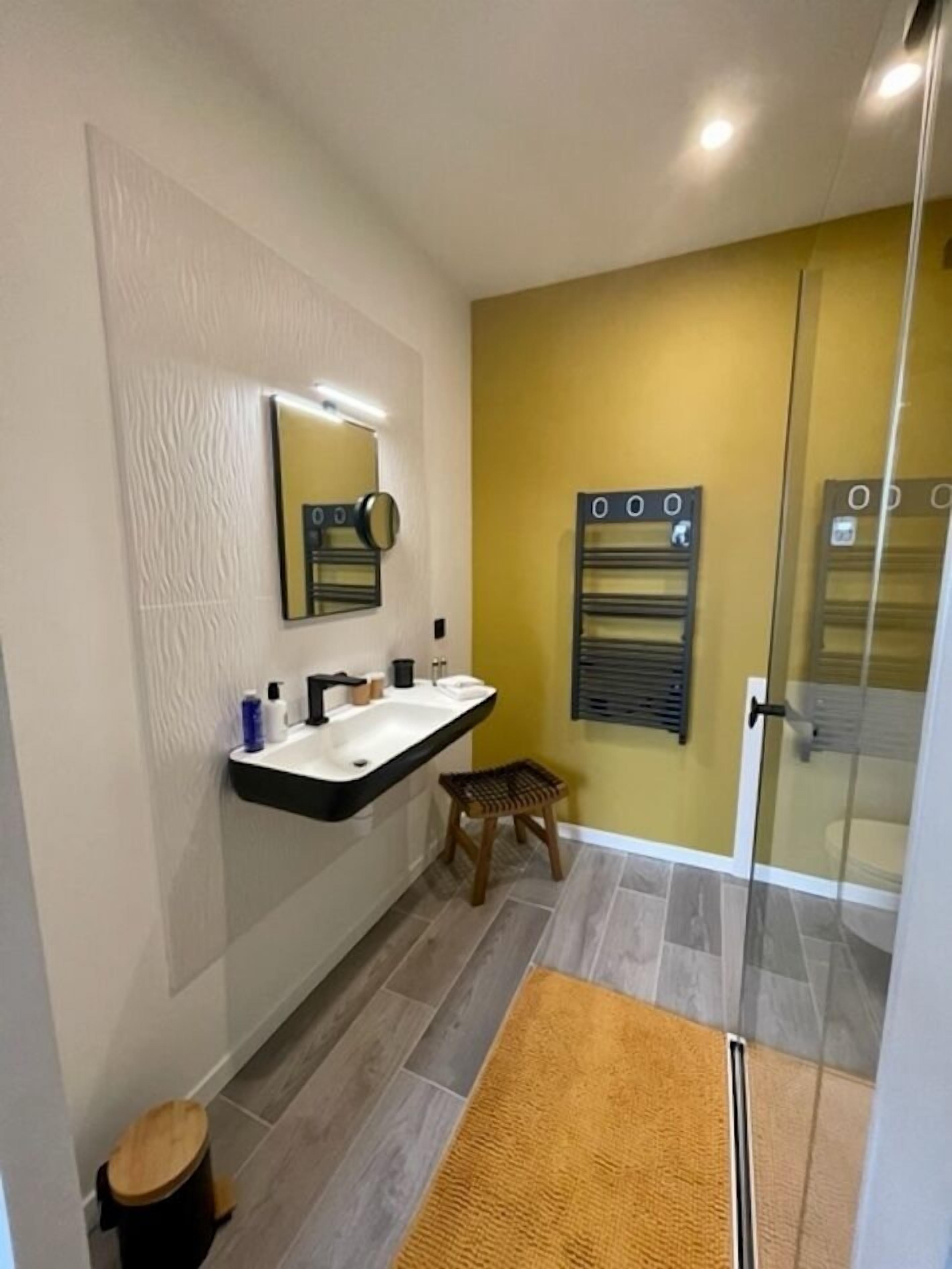 Chambre Double Deluxe, salle de bains attenante | Salle de bain | Chaussons