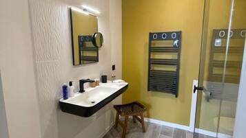 Chambre Double Deluxe, salle de bains attenante | Salle de bain | Chaussons