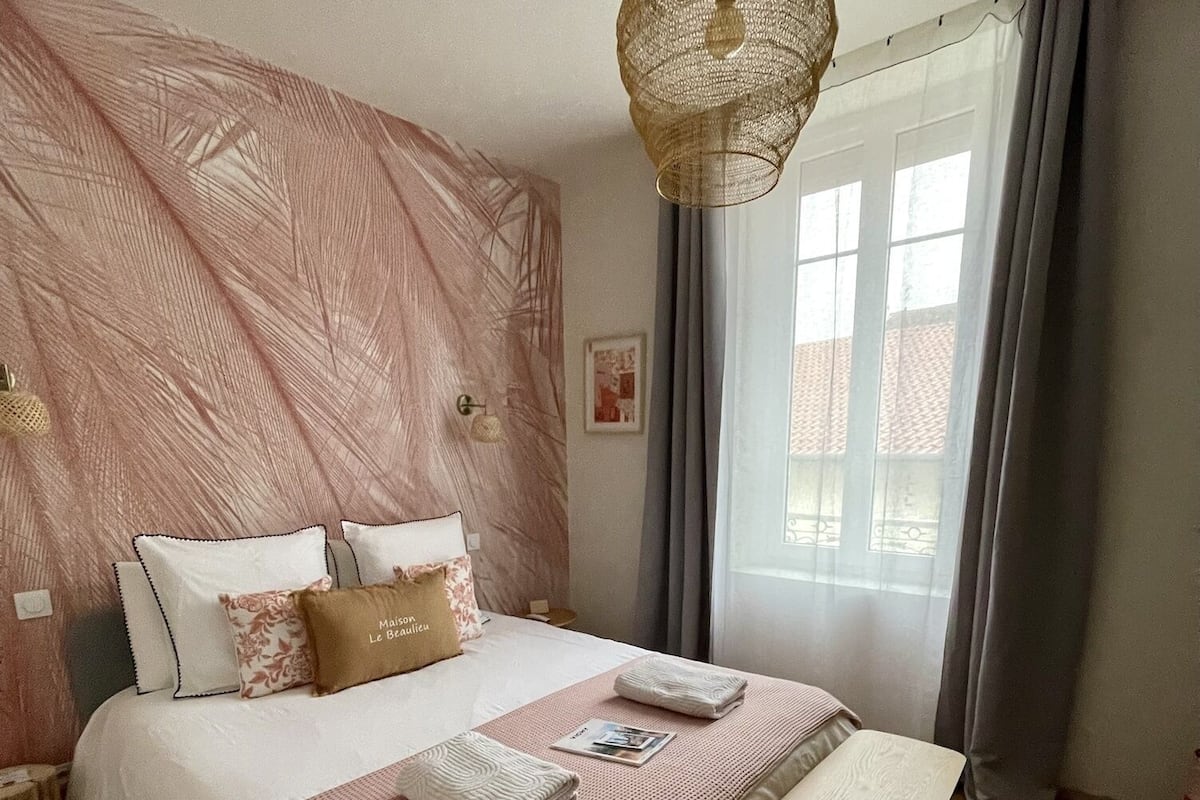 ستائر تعتيم وتجهيزات عازلة للصوت ومكواة/لوح كي وواي فاي مجانًا