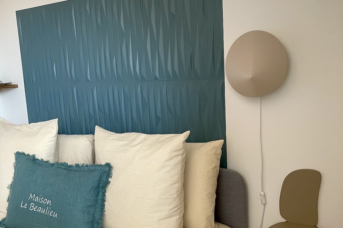 ستائر تعتيم وتجهيزات عازلة للصوت ومكواة/لوح كي وواي فاي مجانًا