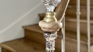 A staircase with a wooden handrail and a glass ball finial. - Maison Le Beaulieu (Vichy)