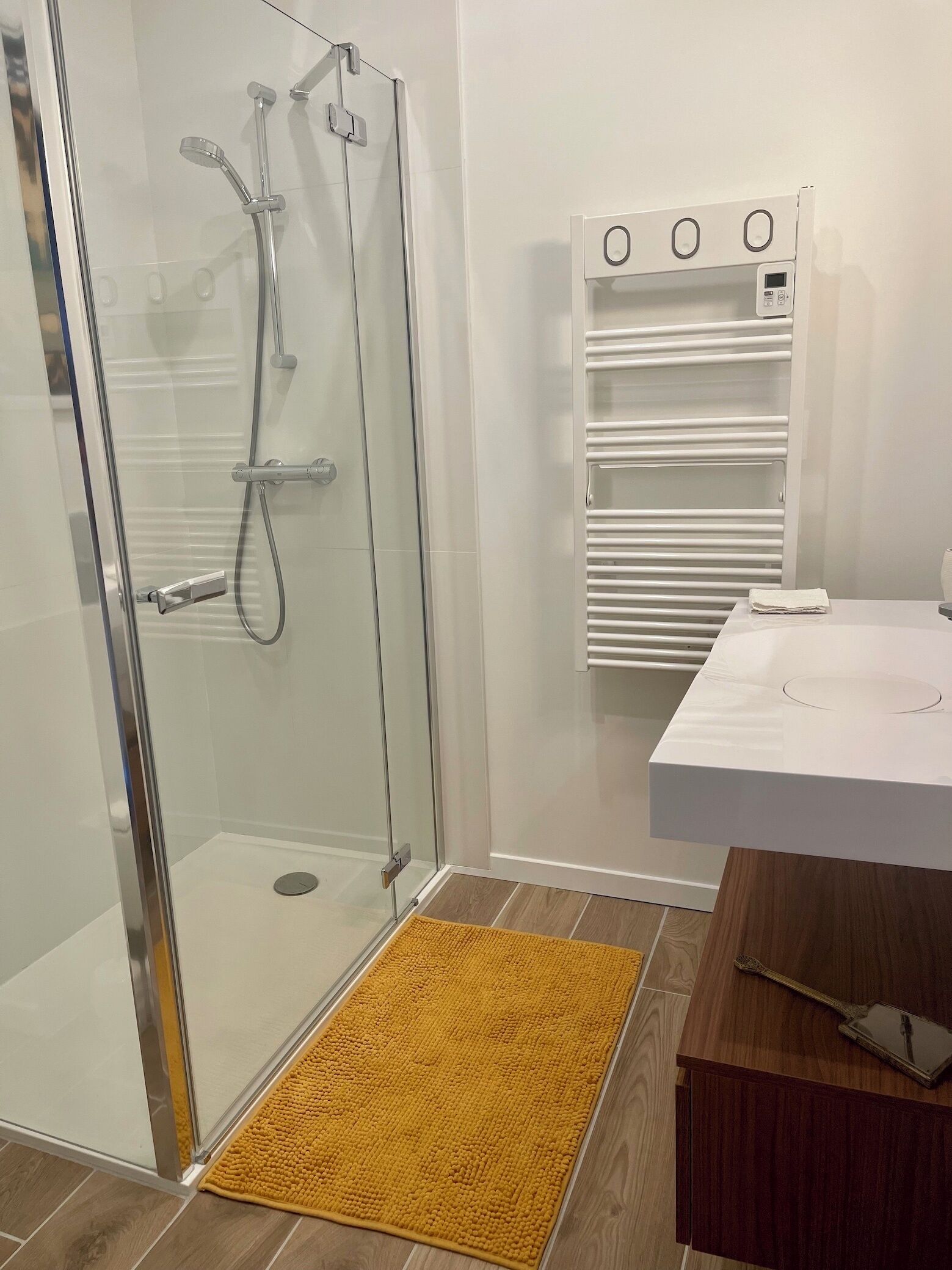 Deluxe Double Room, Courtyard View | Bathroom | Slippers