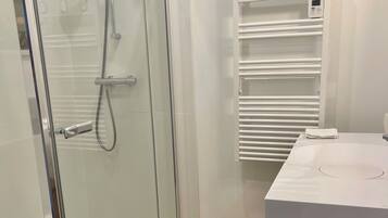 Deluxe Double Room, Courtyard View | Bathroom | Slippers