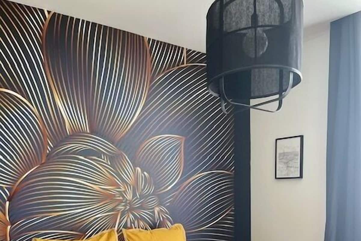 ستائر تعتيم وتجهيزات عازلة للصوت ومكواة/لوح كي وواي فاي مجانًا