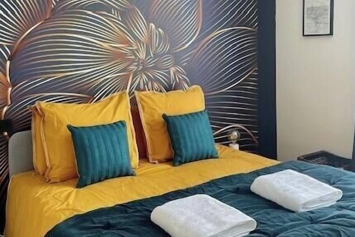 Deluxe Double Room, Ensuite | Blackout drapes, soundproofing, iron/ironing board, WiFi (free)
