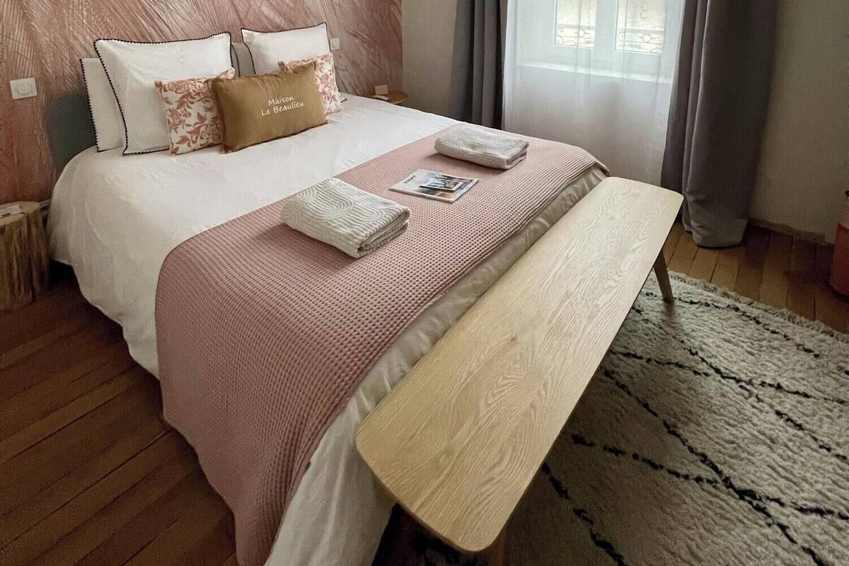 Deluxe Double Room, Courtyard View | Blackout drapes, soundproofing, iron/ironing board, WiFi (free)