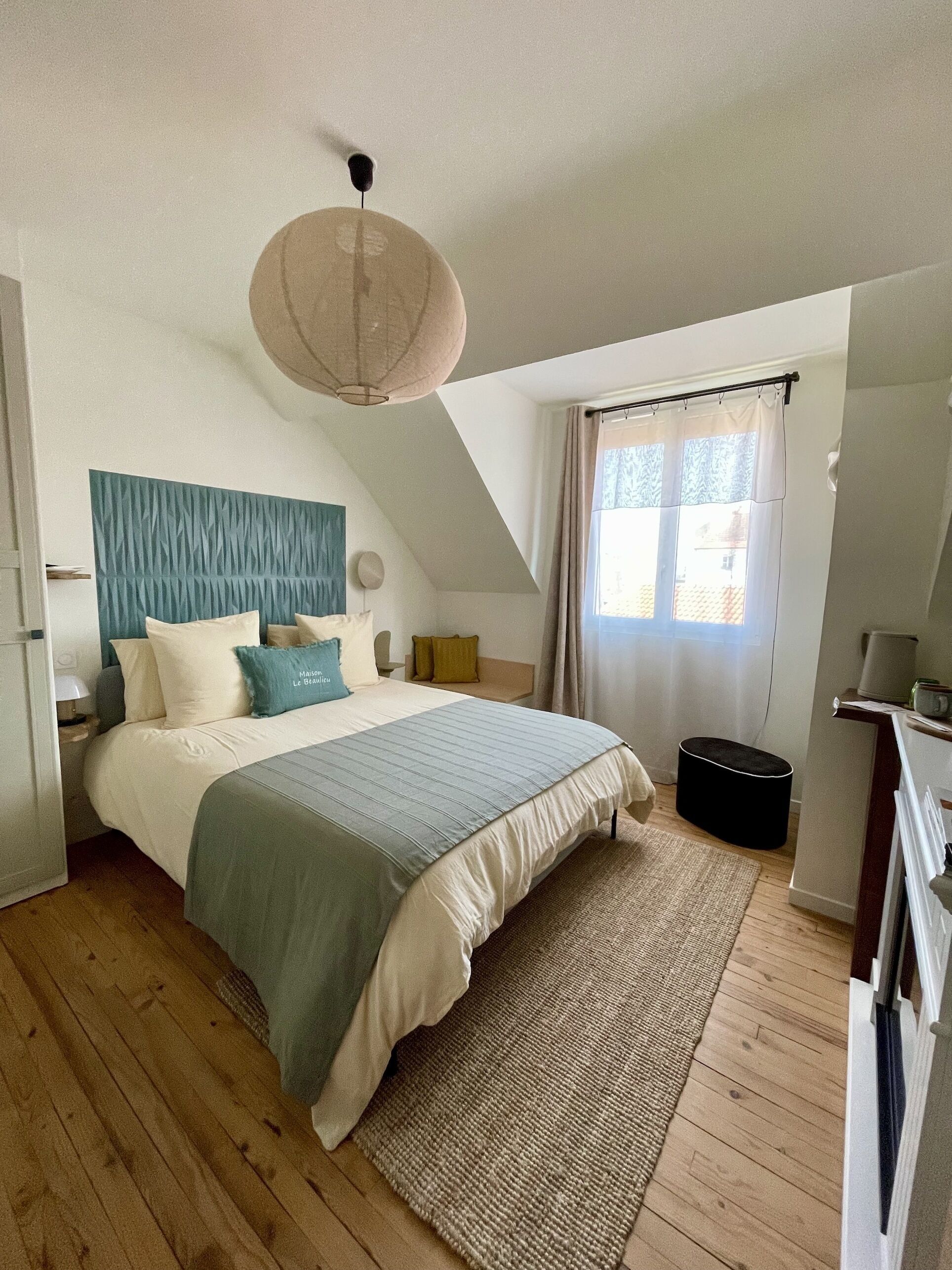 Rideaux occultants, chambres insonorisées, fer et planche à repasser