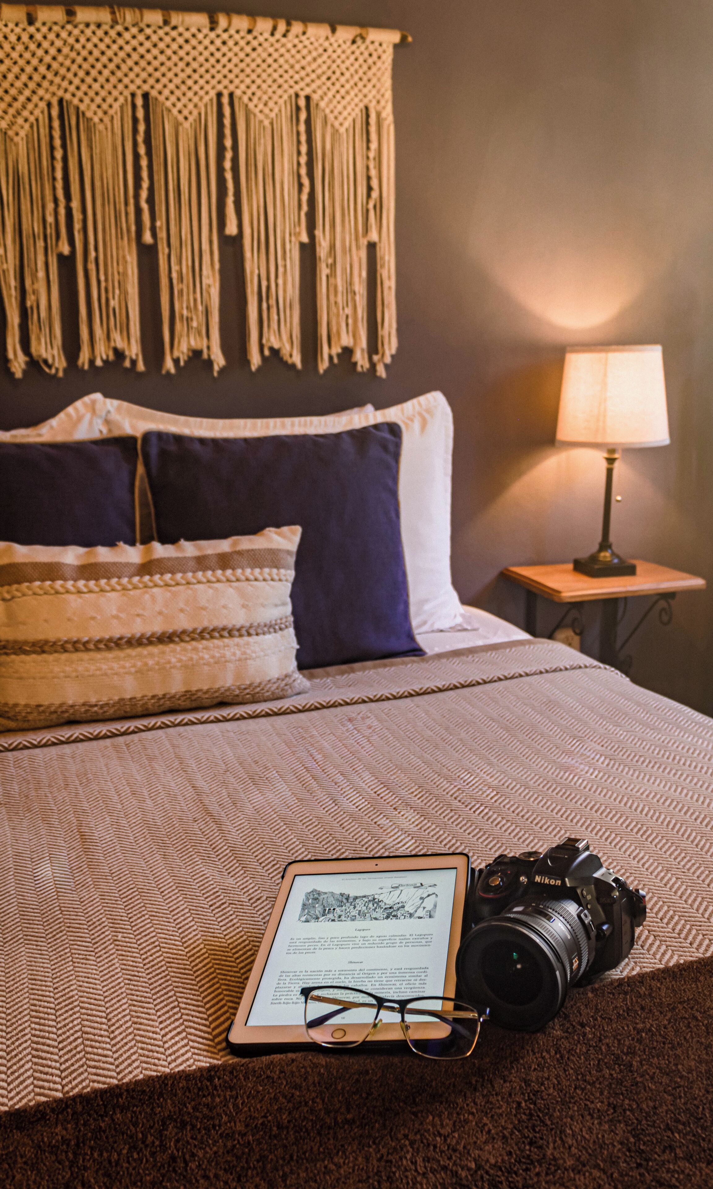 Escritorio, tabla de planchar con plancha, wifi gratis y ropa de cama 