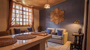 Un salon chaleureux avec un canapé, une table basse et un élément décoratif mural.