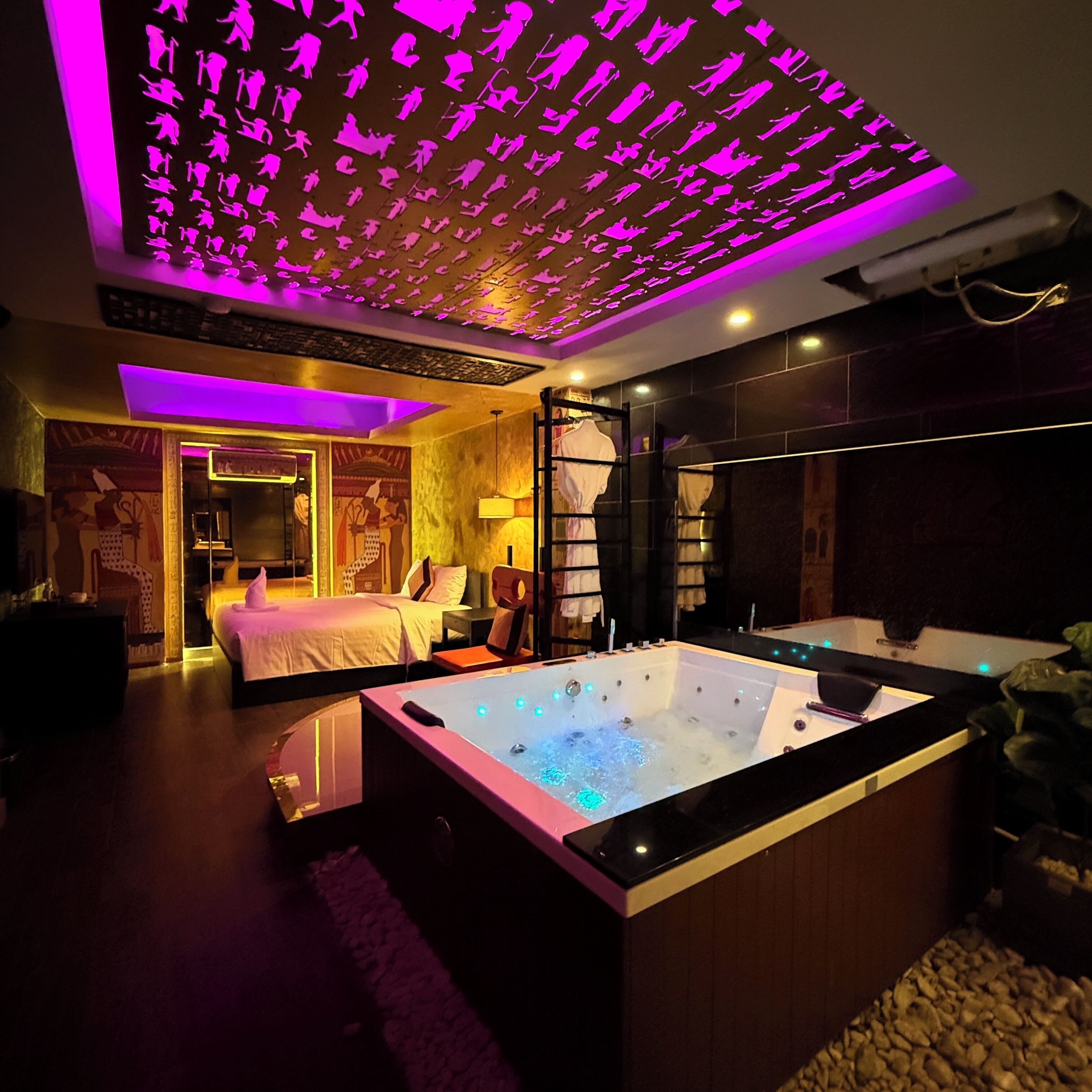 Design Room, Bathtub | Desk, free WiFi