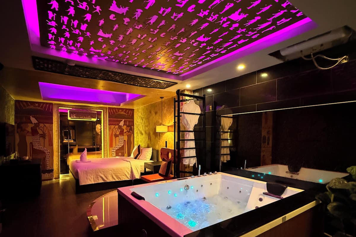 Habitación de diseñador, tina | Escritorio y wifi gratis