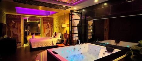 Design Room, Bathtub | Desk, free WiFi