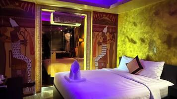 Design Room, Bathtub | Desk, soundproofing, free WiFi