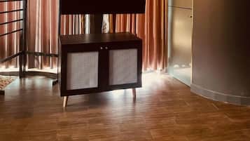 Quarto romântico, banheira | TV