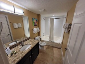 Chuveiro, secador de cabelo, toalhas de banho, papel higiênico