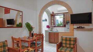 Family Apartment, Garden View | Private kitchen