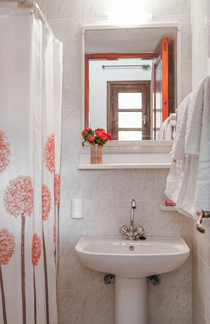 Familienstudio, eingeschränkter Meerblick | Badezimmer | Dusche, Haartrockner, Handtücher, Seife