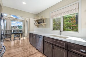 Frigorífico, microondas, horno y placa de cocina