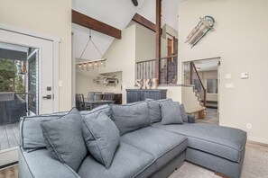 TV connectée, cheminée, livres