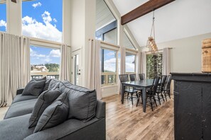 Smart TV, chimenea y libros 