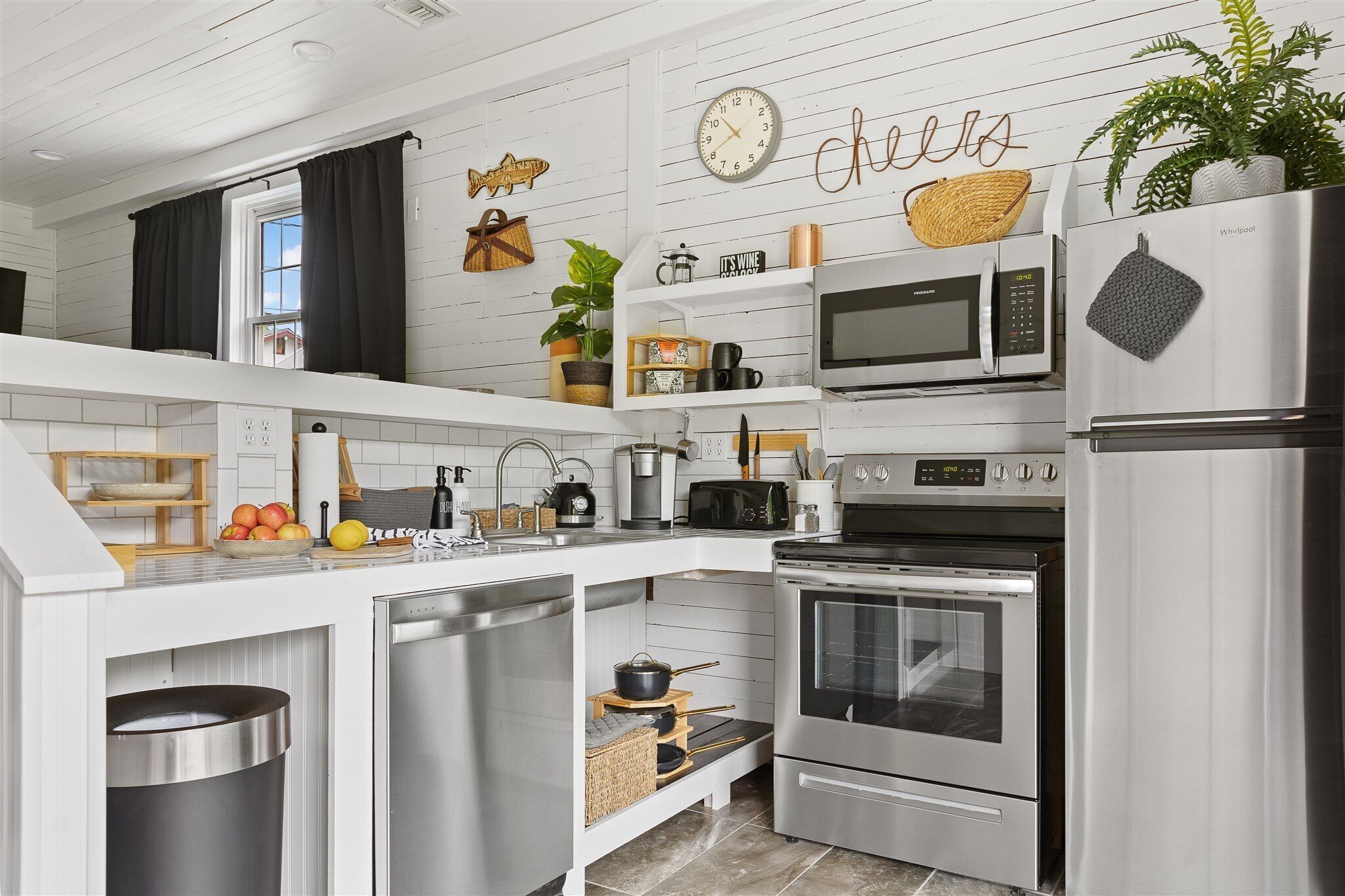 Mikrowelle, Ofen, Herdplatte, Geschirrspüler