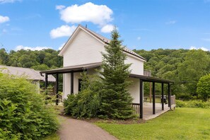 Exterior - Spacious riverfront cottage with full kitchen, cozy charm, and Casselman views. (Grantsville)