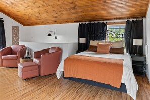 Room - Spacious riverfront cottage with full kitchen, cozy charm, and Casselman views. (Grantsville)